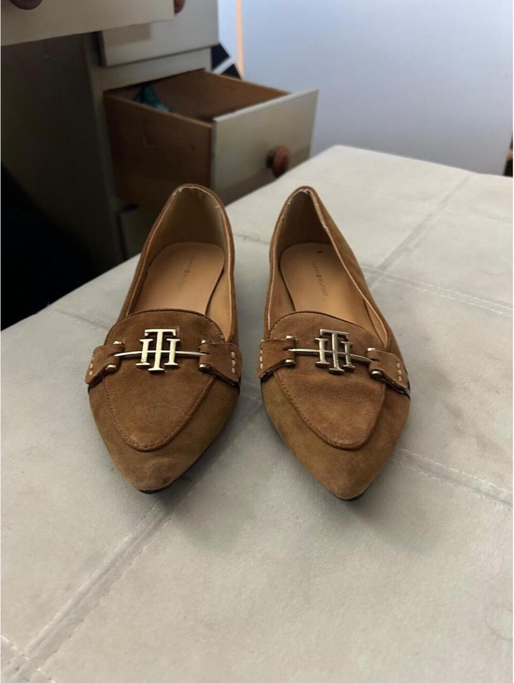 Tommy Hilfiger Brien Tan suede loafers with silver buckle logo size 7.5